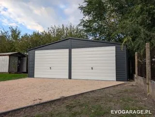 Garaż blaszany antracyt dwustanowiskowy, brama biała — realizacja EVO GARAGE