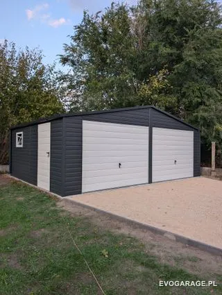 Garaż blaszany antracyt dwustanowiskowy, brama biała — realizacja EVO GARAGE