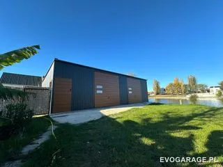 Garaż blaszany antracyt dwustanowiskowy, brama drewnopodobna — realizacja EVO GARAGE