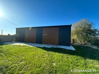 Garaż blaszany antracyt dwustanowiskowy, brama drewnopodobna — realizacja EVO GARAGE