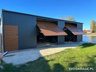 Garaż blaszany antracyt dwustanowiskowy, brama drewnopodobna — realizacja EVO GARAGE