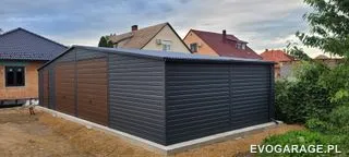 Garaż blaszany antracyt dwustanowiskowy, brama drewnopodobna — realizacja EVO GARAGE