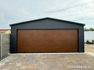 Garaż blaszany antracyt dwustanowiskowy, brama drewnopodobna — realizacja EVO GARAGE
