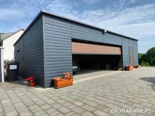 Garaż blaszany antracyt dwustanowiskowy, brama drewnopodobna — realizacja EVO GARAGE