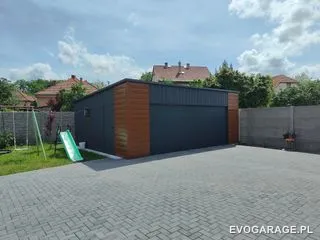 Garaż blaszany antracyt dwustanowiskowy, brama drewnopodobna — realizacja EVO GARAGE
