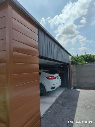 Garaż blaszany antracyt dwustanowiskowy, brama drewnopodobna — realizacja EVO GARAGE