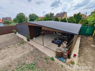 Garaż blaszany antracyt dwustanowiskowy, brama drewnopodobna — realizacja EVO GARAGE