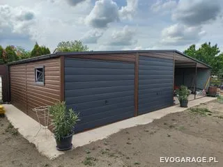 Garaż blaszany antracyt dwustanowiskowy, brama drewnopodobna — realizacja EVO GARAGE