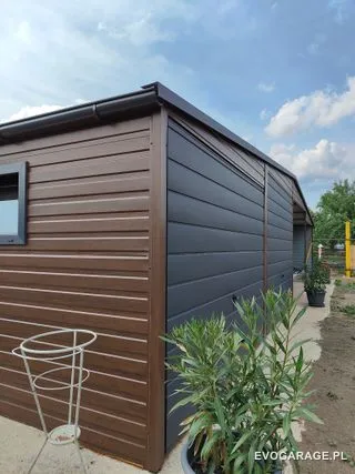 Garaż blaszany antracyt dwustanowiskowy, brama drewnopodobna — realizacja EVO GARAGE