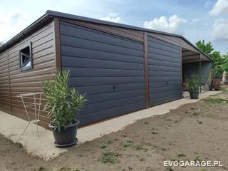 Garaż blaszany antracyt dwustanowiskowy, brama drewnopodobna — realizacja EVO GARAGE