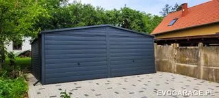 Garaż blaszany antracyt dwustanowiskowy, brama uchylna — realizacja EVO GARAGE
