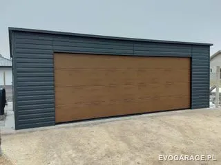 Garaż blaszany antracyt dwustanowiskowy, brama złoty dąb — realizacja EVO GARAGE