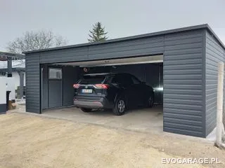 Garaż blaszany antracyt dwustanowiskowy, brama złoty dąb — realizacja EVO GARAGE