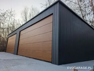 Garaż blaszany antracyt dwustanowiskowy, brama złoty dąb — realizacja EVO GARAGE