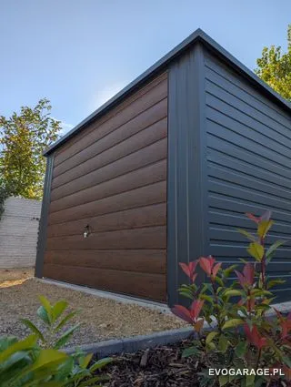 Garaż blaszany antracyt jednostanowiskowy, brama drewnopodobna — realizacja EVO GARAGE