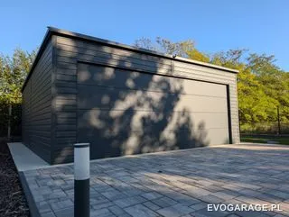 Garaż blaszany antracyt jednostanowiskowy, brama drewnopodobna — realizacja EVO GARAGE