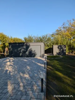 Garaż blaszany antracyt jednostanowiskowy, brama drewnopodobna — realizacja EVO GARAGE