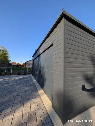 Garaż blaszany antracyt jednostanowiskowy, brama drewnopodobna — realizacja EVO GARAGE