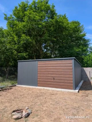 Garaż blaszany antracyt jednostanowiskowy, brama drewnopodobna — realizacja EVO GARAGE