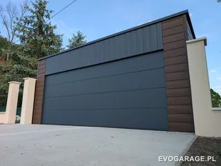 Garaż blaszany antracyt jednostanowiskowy, brama drewnopodobna — realizacja EVO GARAGE