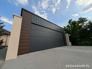 Garaż blaszany antracyt jednostanowiskowy, brama drewnopodobna — realizacja EVO GARAGE