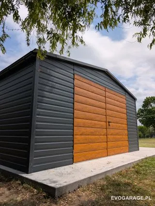 Garaż blaszany antracyt jednostanowiskowy, brama złoty dąb — realizacja EVO GARAGE