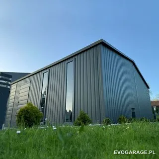 Garaż blaszany antracyt nowoczesny, przeszklenia — realizacja EVO GARAGE