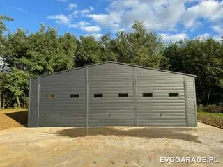 Garaż blaszany antracyt wielostanowiskowy, brama uchylna — realizacja EVO GARAGE