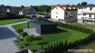 Garaż blaszany antracyt z wiatą — realizacja EVO GARAGE
