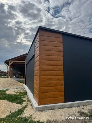 Garaż blaszany antracyt z wiatą — realizacja EVO GARAGE