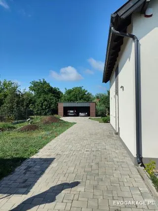 Garaż blaszany antracyt z wiatą — realizacja EVO GARAGE