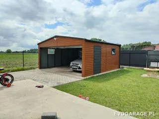 Garaż blaszany antracyt z wiatą — realizacja EVO GARAGE