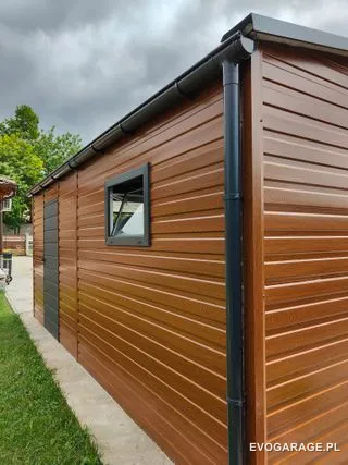 Garaż blaszany antracyt z wiatą — realizacja EVO GARAGE