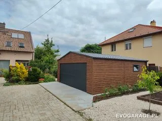 Garaż blaszany antracyt z wiatą — realizacja EVO GARAGE