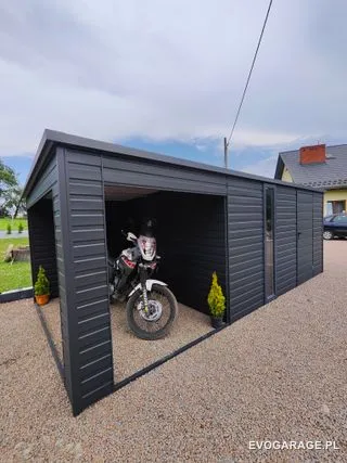 Garaż blaszany antracyt z wiatą — realizacja EVO GARAGE
