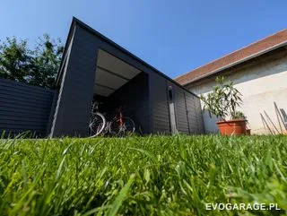 Garaż blaszany antracyt z wiatą — realizacja EVO GARAGE