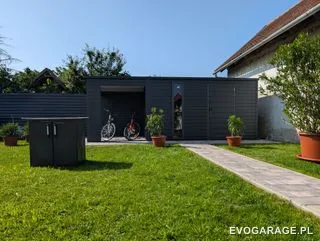 Garaż blaszany antracyt z wiatą — realizacja EVO GARAGE
