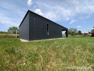 Garaż blaszany antracyt z wiatą — realizacja EVO GARAGE