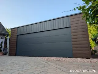 Garaż blaszany antracyt z wiatą — realizacja EVO GARAGE
