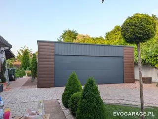 Garaż blaszany antracyt z wiatą — realizacja EVO GARAGE