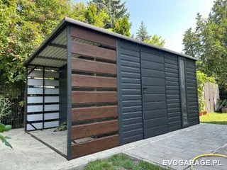 Garaż blaszany antracyt z wiatą, drewniane lamele — realizacja EVO GARAGE