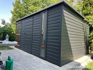 Garaż blaszany antracyt z wiatą, drewniane lamele — realizacja EVO GARAGE
