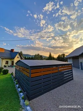 Garaż blaszany antracyt z wiatą, drewniane lamele — realizacja EVO GARAGE
