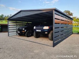 Garaż blaszany antracyt z wiatą, drewniane lamele — realizacja EVO GARAGE