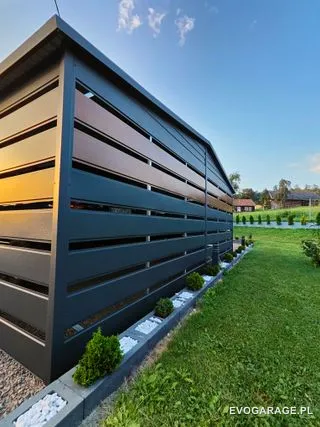 Garaż blaszany antracyt z wiatą, drewniane lamele — realizacja EVO GARAGE