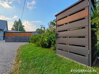 Garaż blaszany antracyt z wiatą, drewniane lamele — realizacja EVO GARAGE