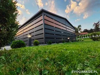 Garaż blaszany antracyt z wiatą, drewniane lamele — realizacja EVO GARAGE