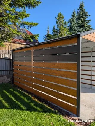 Garaż blaszany antracyt z wiatą, drewniane lamele — realizacja EVO GARAGE