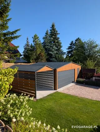 Garaż blaszany antracyt z wiatą, drewniane lamele — realizacja EVO GARAGE