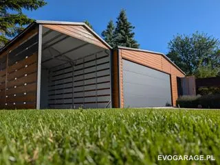 Garaż blaszany antracyt z wiatą, drewniane lamele — realizacja EVO GARAGE